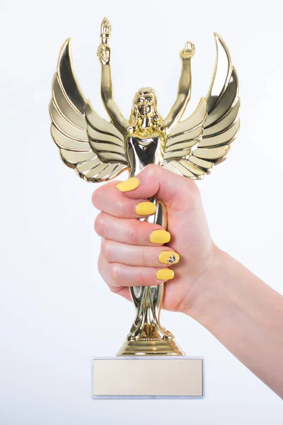 Estátua Anjo Dourado Com Tocha Asas Abertas Mão Feminina Com — Fotografia de Stock