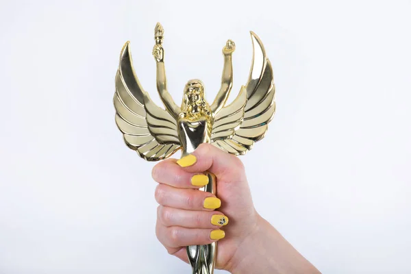 Estátua Anjo Dourado Com Tocha Asas Abertas Mão Feminina Com — Fotografia de Stock