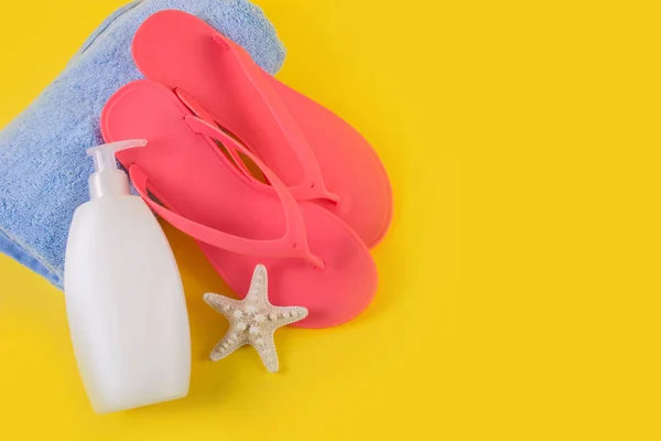 Pink Sandal Flip Flop Blue Towel Suntan Cream Lotion Starfish — Stock Photo, Image