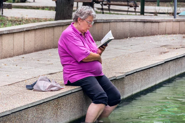 Niska Banja Sérvia Julho 2018 Senior Lady Reading Book Legs — Fotografia de Stock