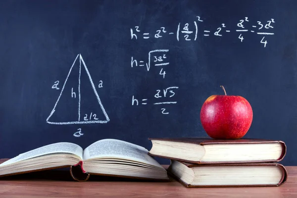 Rött Äpple Böcker Och Blackboard Med Pythagoras Sats Skriven Krita — Stockfoto