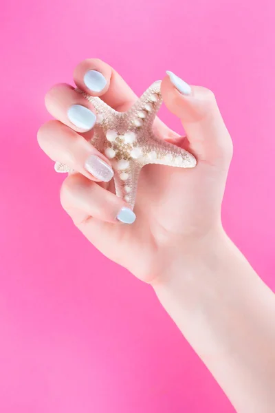 Mão Feminina Jovem Com Manicure Azul Unhas Dedo Segurando Estrela — Fotografia de Stock