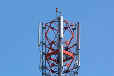 Telekomünikasyon donanımları mavi gökyüzü arka plan üzerinde. Yönlü cep telefonu anten yemekleri. Kablosuz iletişim kavramı. Yakın çekim