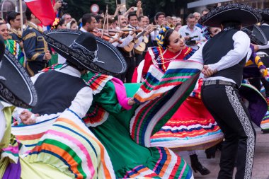 Nis, Sırbistan - 16 Temmuz 2018: Meksikalı erkek ve kız geleneksel renkli Folk dans Festivali'nde Kent Meydanı kostüm. Seçici odak ve bulanık hareket kadar yakın