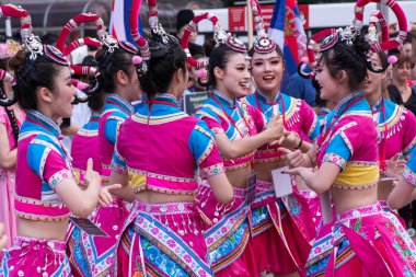 Nis, Sırbistan - 16 Temmuz 2018: Genç Çinli kızlar Halk Dansları Festivali Şehir meydanında geleneksel kostümleri dans. Yakın, seçici odak