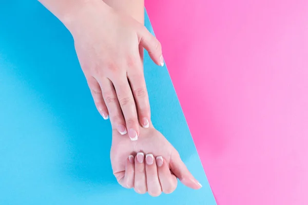 Młoda Kobieta Ręce Francuski Manicure Paznokcie Białym Tle Pastelowy Różowy — Zdjęcie stockowe