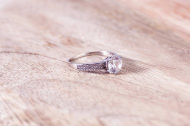 Güzel düğün elmas nişan alyans Studio ahşap bulanık ve yumuşak arka planda arka plan. Sevgi ve evli kavramı. Yakın, seçici odak