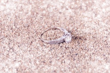 Tasarımcı Gümüş Alyanslar kum ve parlak parlak yumuşak ve bulanık arka plan ve örnek metin için yer. Sevgi ve evli kavramı. Yakın, seçici odak