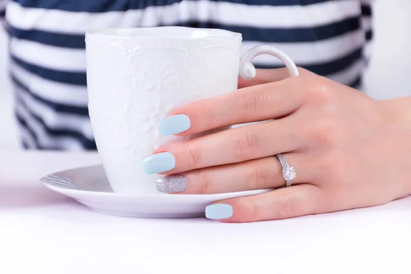 Meisje Hand Met Blauwe Manicure Nagels Pools Diamanten Verlovingsring Bedrijf — Stockfoto