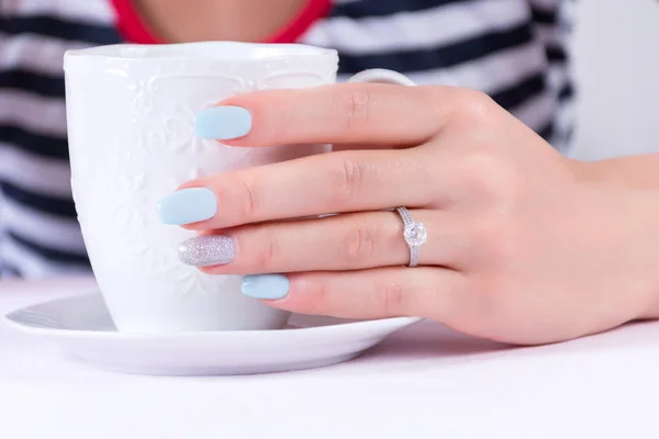 Junge Weibliche Hand Mit Diamant Ehering Und Blauem Maniküre Nagellack — Stockfoto