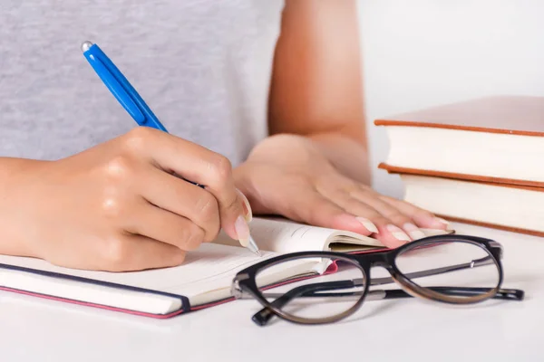 Jovem Estudante Escreve Caderno Sala Aula Óculos Livro Mesa Educação — Fotografia de Stock