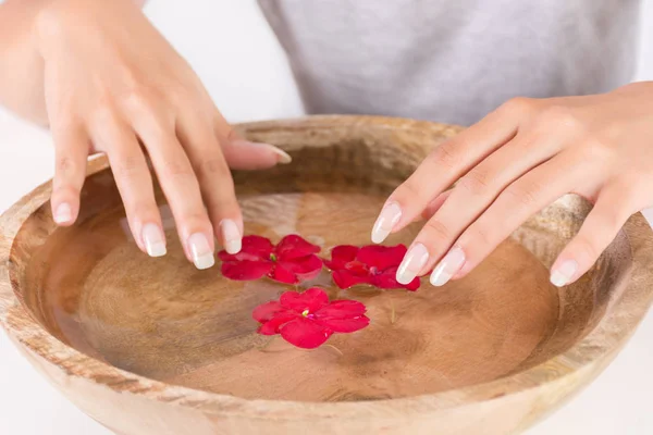 Prachtige Vrouwelijke Natuurlijke Manicure Nagels Houten Kom Met Water Rode — Stockfoto