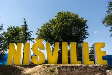 Niş, Sırbistan - 12 Ağustos 2018 Nisville işareti, Uluslararası Caz Festivali, sarı büyük metin ve niş, Sırbistan şehir doğada Word'de. Caz müzik konsepti