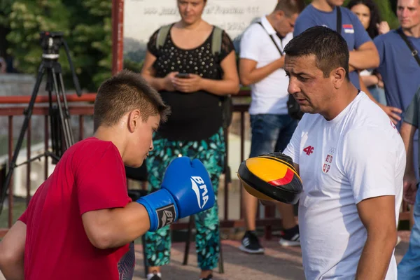 Nis Sérvia Agosto 2018 Jovem Lutando Boxe Livre Com Treinador — Fotografia de Stock