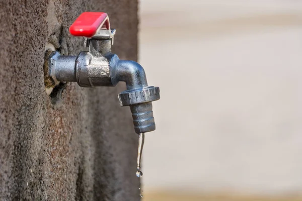 Wasserhahn Mit Wassertropfen Sonnigen Sommertagen Alter Wasserhahn Mit Rotem Griff — Stockfoto