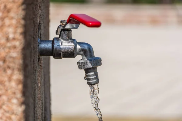 Wasserhahn Mit Rotem Griff Und Offenem Wasser Freien Sonnigen Sommertagen — Stockfoto