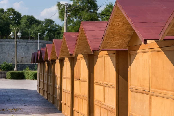 Kapalı retro dükkan duraklarına. Güneşli yaz gününde kırmızı çatılı ahşap evlerin büyük modelleri. Yakın, seçici odak