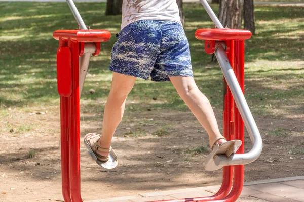 Kvinnliga Ben Gör Övningar Simulator Parken Solig Sommardag Fitness Och — Stockfoto