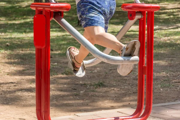 Kadın Bacaklar Egzersiz Ekipman Parkı Içinde Fitness Spor Salonu Konsept — Stok fotoğraf