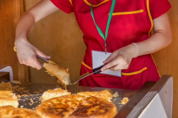 Young Girl Worker Cuts Balkan Burek Cheese Bakery Shop Traditional — Stock Photo, Image