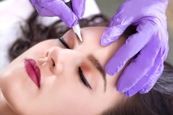 Cosmetologist Making Permanent Make Eyebrows Tattooist Purple Gloves Professional Instrument — Stock Photo, Image
