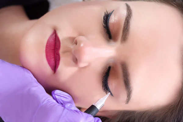 Professional Cosmetologist Wearing Purple Gloves Making Permanent Eyeliner Makeup Young — Stock Photo, Image