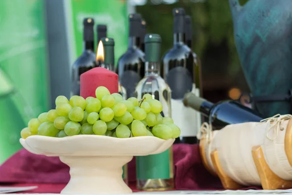 Raisins Table Blancs Sur Salver Avec Bougie Rouge Bouteilles Vin — Photo