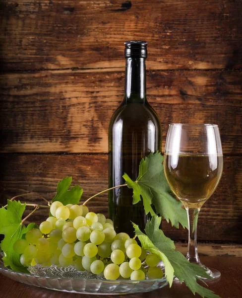 Verre Avec Vin Blanc Bouteille Noire Raisins Dans Bol Décoré — Photo
