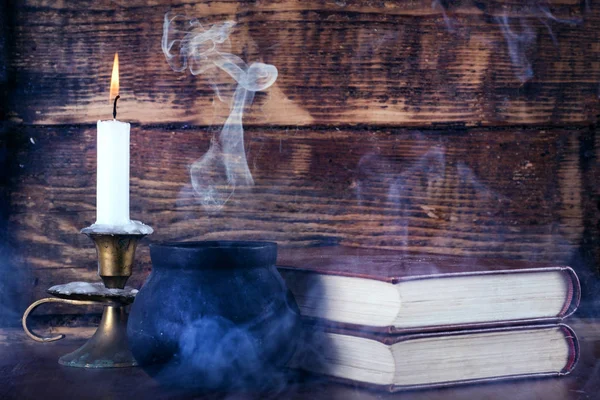 Knihy Magie Čarodějnice Hrnec Kouřem Svíčku Hořící Svícen Staré Dřevěné — Stock fotografie