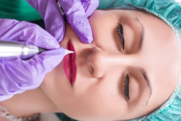 Professional Apply Procedure Permanent Makeup Woman Lips Beautician Salon Top — Stock Photo, Image