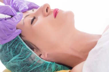 Mikro pigmentasyonu ya da kaş üzerinde kalıcı makyaj. Şevval özçelik güzellik güzellik Studio profesyonel aracı ile dövme uygulamak. Yakın, seçici odak