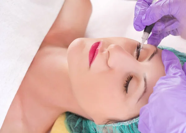 Cosmetologist Making Permanent Make Eyeliner Beautiful Young Girl Beauty Studio — Stock Photo, Image