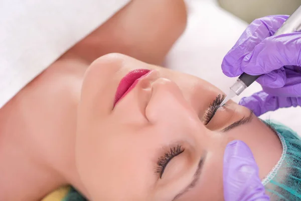 Cosmetologist Aplicando Maquiagem Permanente Nos Olhos Menina Bonita Estúdio Beleza — Fotografia de Stock