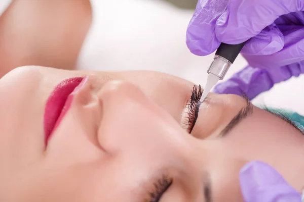 Permanent Makeup Eyeliner Förfarande Tillämpa Vacker Ung Flicka Skönhetsstudio Närbild — Stockfoto