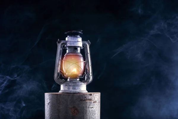 Stará Olejová Lampa Hořící Dříví Log Mlha Kouřové Tmavé Noci — Stock fotografie