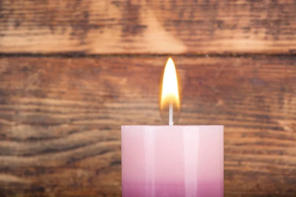 Ароматическая Фиолетовая Восковая Свеча Зажженным Старом Ретро Деревянном Фоне Крупный — стоковое фото