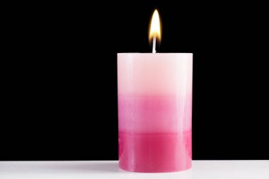 Beyaz resepsiyon ve siyah arka plan üzerinde yanan mor renkli Dekoratif mum. Tasarım için boş alanı. Yakın çekim