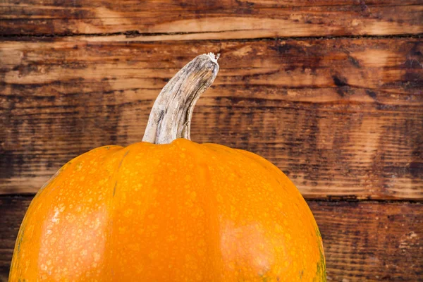 Nahaufnahme Eines Großen Orangefarbenen Kürbisses Auf Rustikalem Und Retro Holzgrund — Stockfoto