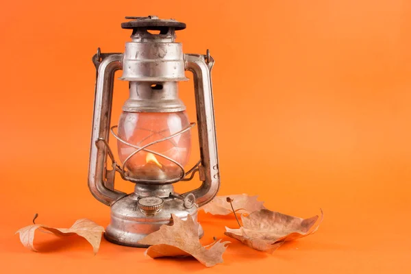 Staré Retro Plynová Lucerna Hořící Světlo Spadané Suché Listí Izolované — Stock fotografie