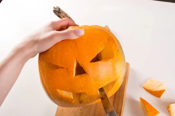 Orangenkürbis Schnitzen Für Den Halloween Feiertag Mädchen Hand Mit Messerschnitten — Stockfoto