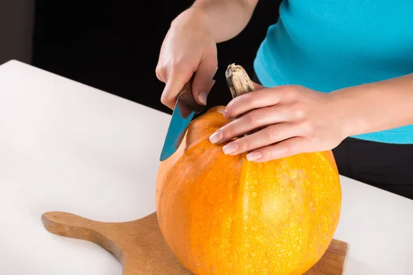 Kvinna Förbereda Pumpa Halloween Semester Med Kniv Träskiva Halloween Och — Stockfoto