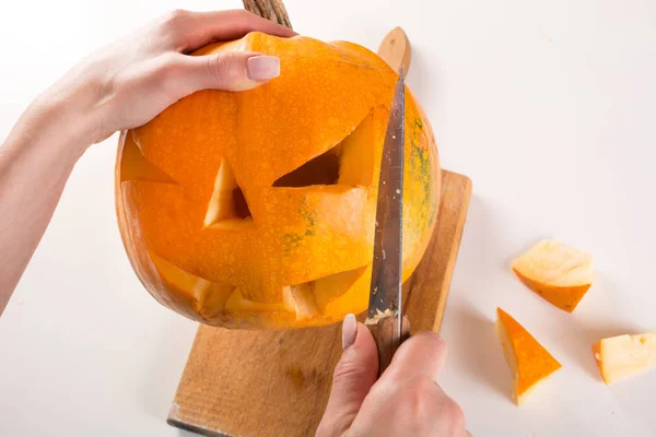 Frau Mit Messer Schneidet Kürbis Für Halloween Das Schnitzen Eines — Stockfoto