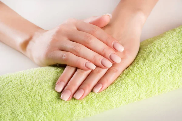 Manos Mujer Con Ombre Uñas Francesas Manicura Sobre Toalla Verde —  Fotos de Stock