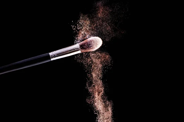 Brosse Maquillage Avec Poudre Dorée Explosion Poussière Isolé Sur Fond — Photo