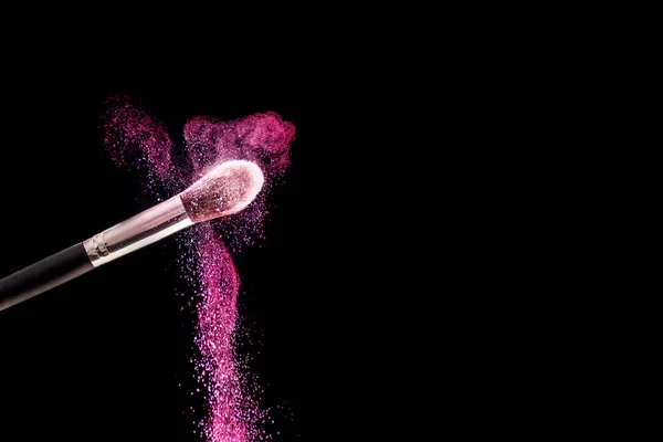 Maquillaje Cepillo Con Polvo Púrpura Explosión Aislado Sobre Fondo Negro —  Fotos de Stock