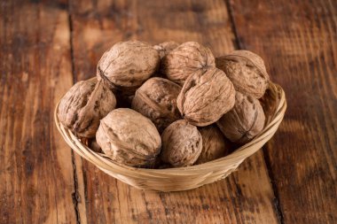 Retro ahşap masa arka plan üzerinde kapta ceviz kazık. Gıda kavramı. Yakın, seçici odak