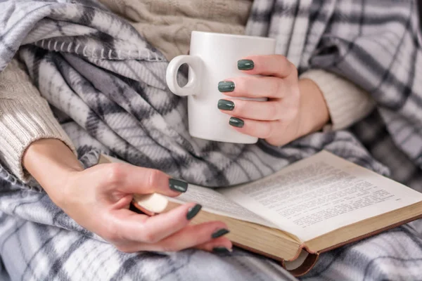 Девушка Читает Книгу Держит Чашку Кофе Покрыта Ретро Одеялом Концепция — стоковое фото