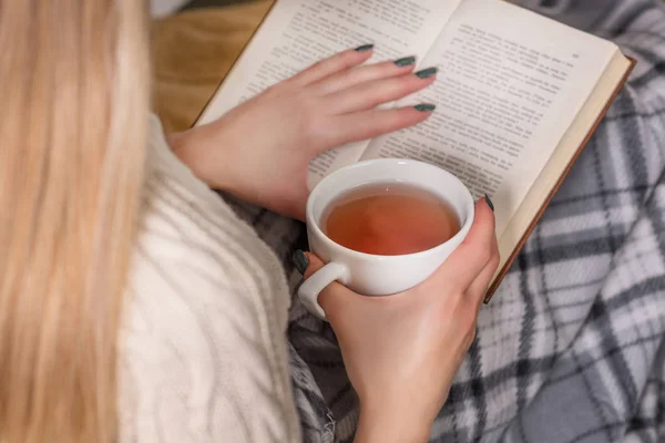 Kvinna Håller Varm Kopp Och Läsa Bok Sängen Flickan Bär — Stockfoto