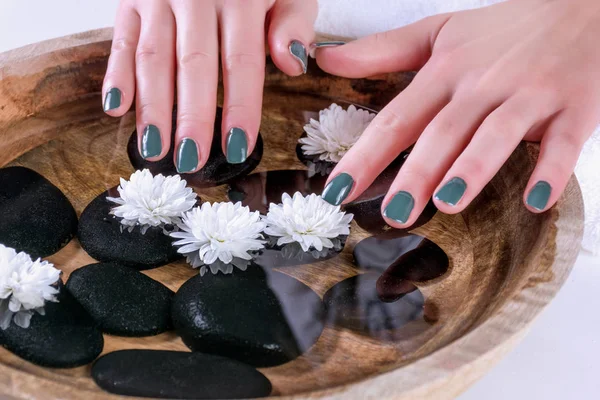 Ręce Kobieta Zielony Oliwkowy Kolor Manicure Paznokci Powyżej Drewniane Miski — Zdjęcie stockowe