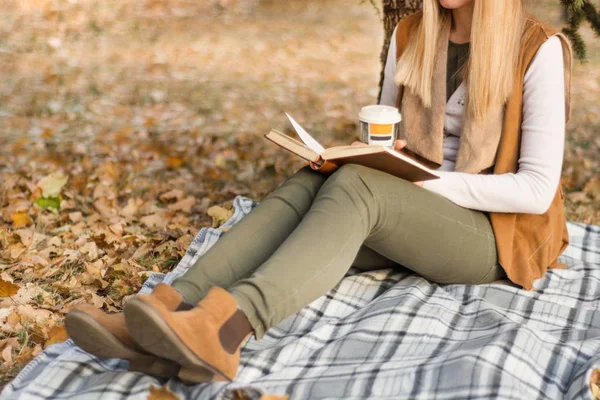 Lány Tartja Könyv Csésze Kávét Lábak Olvasás Retro Takaró Parkban — Stock Fotó